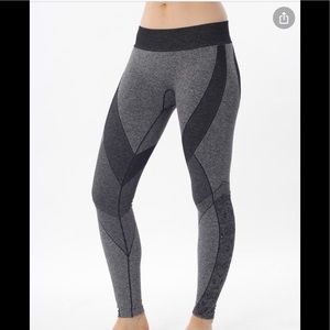 NUX Workout Leggings size small